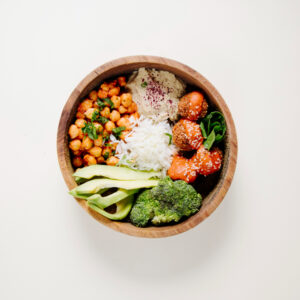 Eine gesunde asiatische Bowl mit Reis, Kiecherbsen, Brokkoli und Pak Choi.