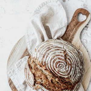 Ein Leib frisches Roggensauerteigbrot.