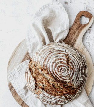 Ein Leib frisches Roggensauerteigbrot.