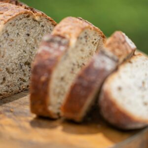 Ein in Scheiben geschnittenes Vollkornbrot.