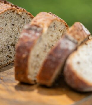 Ein in Scheiben geschnittenes Vollkornbrot.