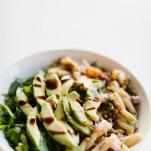 Eine leckerer grüner Salat mit Avocados.