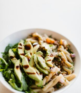 Eine leckerer grüner Salat mit Avocados.