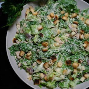 Eine Schüssel mit einem grünen Salat mit Brokkoli und Croutons.