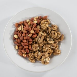 Eine Schalen mit Walnüssen und Mandeln als gesunde Fettquelle.