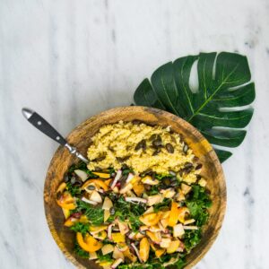 Couscous Salat Bowl mit Gemüse und Kürbiskernen.