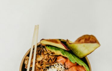 Eine gesunde Bowl im asiatischen Stil mit gesunder Fettquelle.