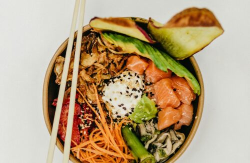 Eine gesunde Bowl im asiatischen Stil mit gesunder Fettquelle.