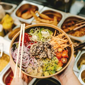 Eine Salatbowl mit buntem emüse und gesunden Fetten.