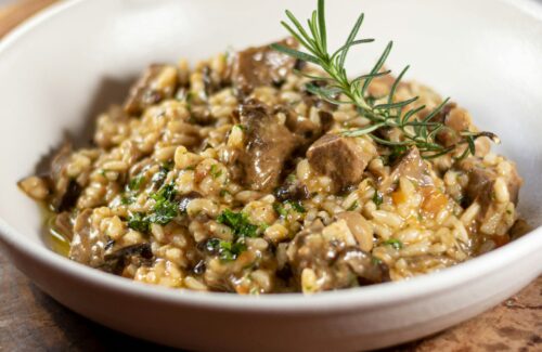 Eine Pfanne mit braunem Reis-Pilz Risotto.