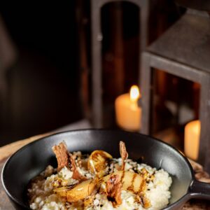 Eine Reispfanne mit Kräutern, PiIzen und Fisch.