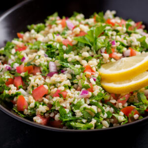 Mediterraner Couscous Salat mit Minze.