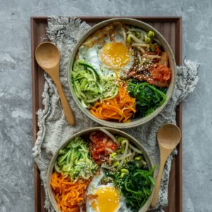 Zwei asiatische Gemüsebowls mit Reis und Ei.