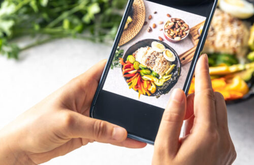 Ein Auschniit eines Handydisplays, auf dem ein Foto von einem leckeren Essen gemacht wird.