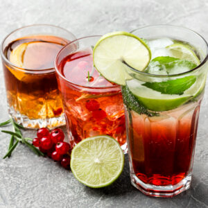 Drei Gläser mit unterschiedlichen Fruchtcocktails.