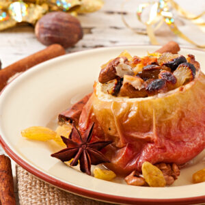 Ein Bratapfel mit Zimt, gefüllt mit Rosinen und Nüssen.