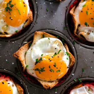 Ein herzhafter Ei-Muffin noch warm in einer Backform.