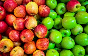 Eine Nahaufnahme von roten und grünen Äpfeln.