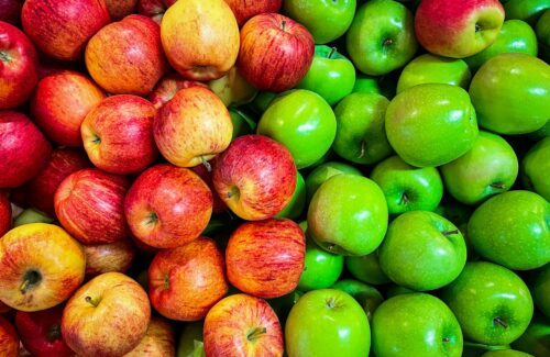 Eine Nahaufnahme von roten und grünen Äpfeln.