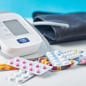 blutdruckmedikamente auf dem tisch
