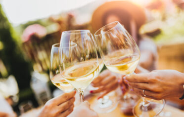4 Weingläser am anstoßen