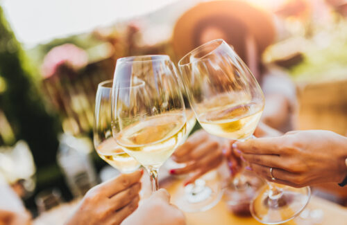 4 Weingläser am anstoßen