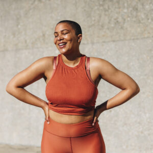 Junge glückliche Frau in Sportklamotten