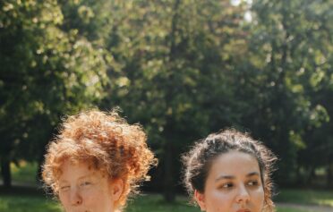 Zwei leicht übergewichtige Frauen im Park