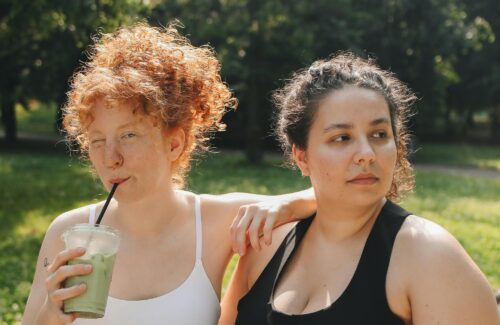 Zwei leicht übergewichtige Frauen im Park