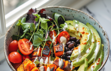Süßkartoffel-Bowl mit Avocado, Bohnen & Limetten-Dressing