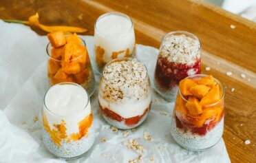 gesunde joghurt basierte nachtisch ideen auf einem tisch