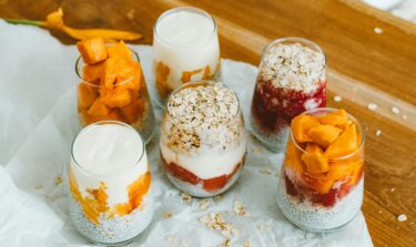 gesunde joghurt basierte nachtisch ideen auf einem tisch