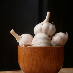 Knoblauch in dekorativer Schale