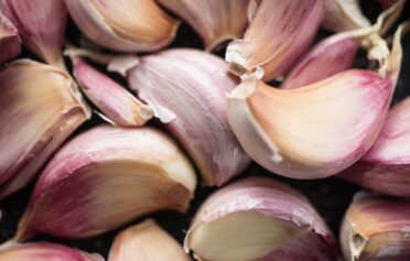 Ungeschälte Knoblauchzehen