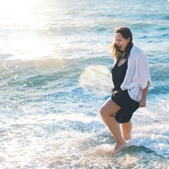 Frau barfuß im Meer