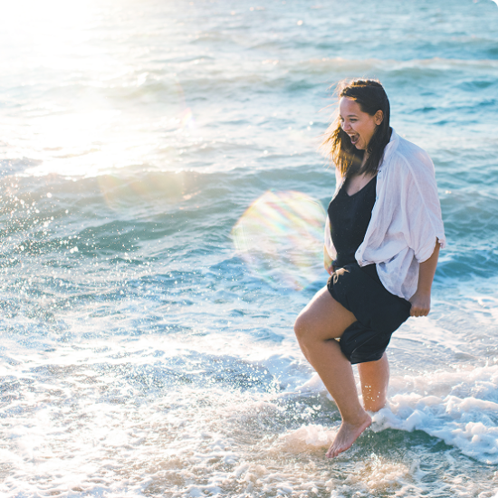Frau barfuß im Meer