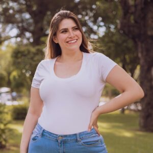 Glückliche Frau in blauer Jeans und einem weißen Shirt