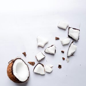 Kokosnuss mit Kokosstücken daneben