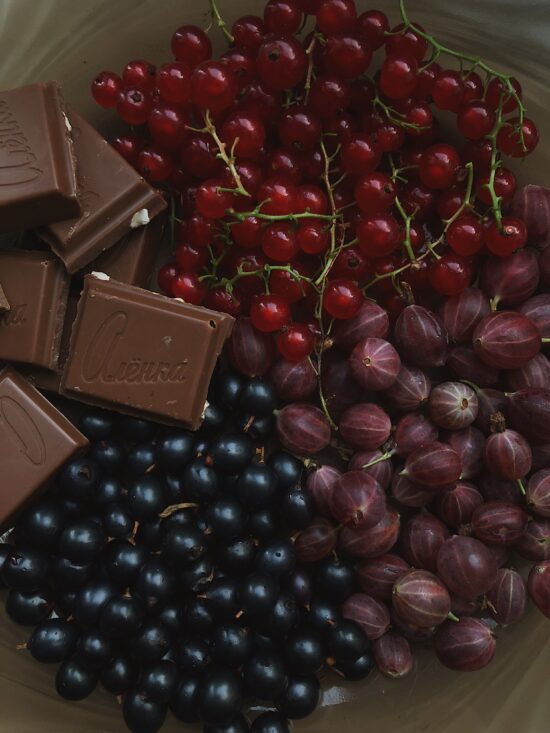 Dunkle Schokolade und Beeren
