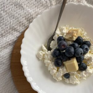 Hirtenkäse mit Beeren
