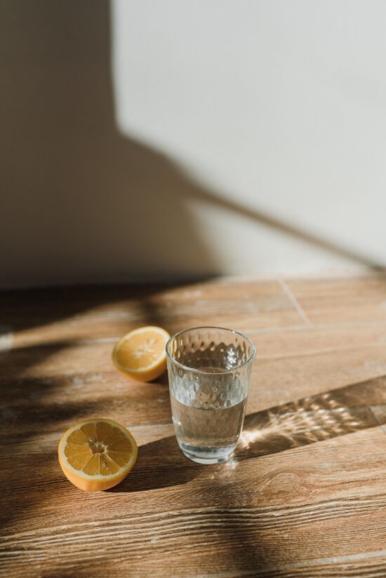 Glas mit Zitronenwasser