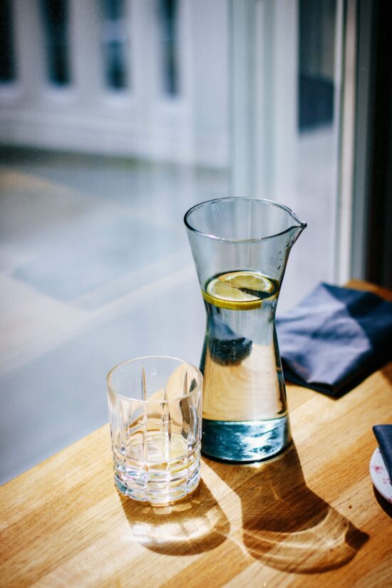 Glas mit Zitronenwasser
