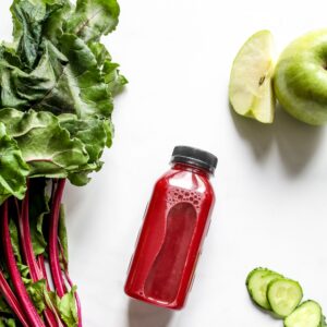 gesunder Saft aus rote Beete, Apfel und Gurke