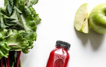 gesunder Saft aus rote Beete, Apfel und Gurke