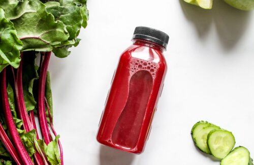 gesunder Saft aus rote Beete, Apfel und Gurke