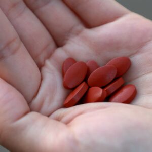eisen tabletten in einer hand