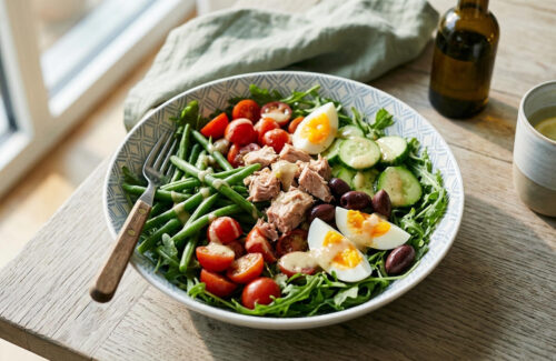 Teller mit Niçoise-Salat mit Thunfisch & grünen Bohnen