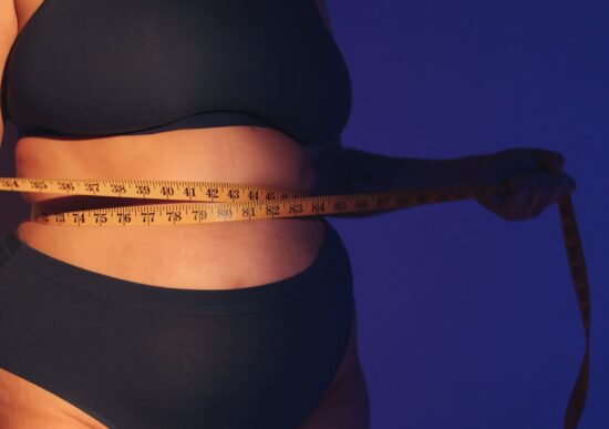 frau hat maßband um bauch