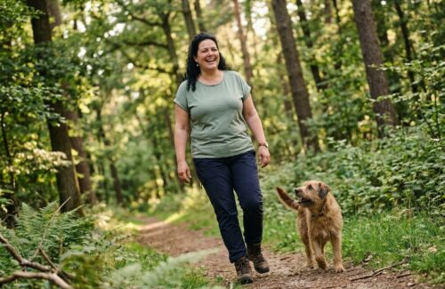 KI-generiert: KI generiert: Frau mit Hund im Wald