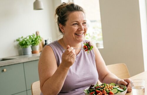 KI-generiert: Eine Frau isst Salat